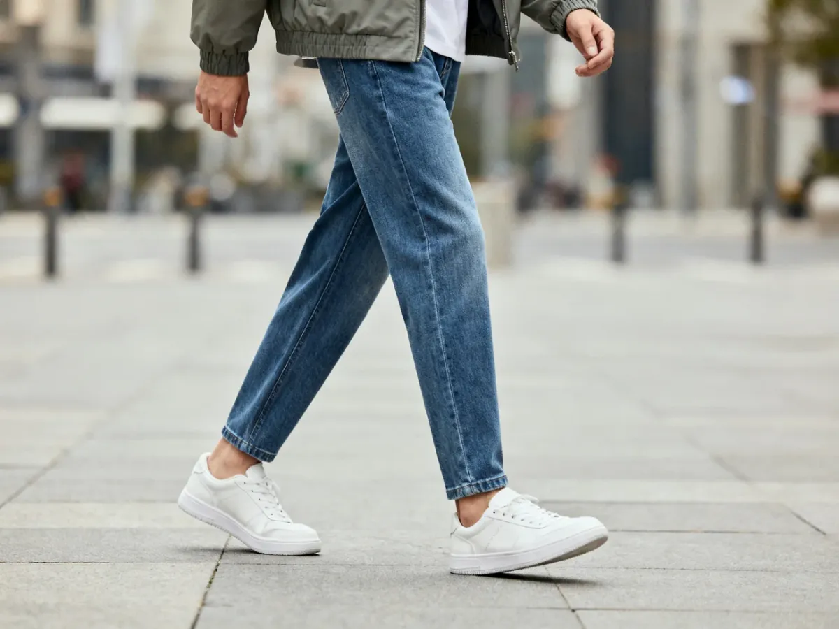 Stylizacja z jeansami tapered i wyeksponowanymi sneakersami