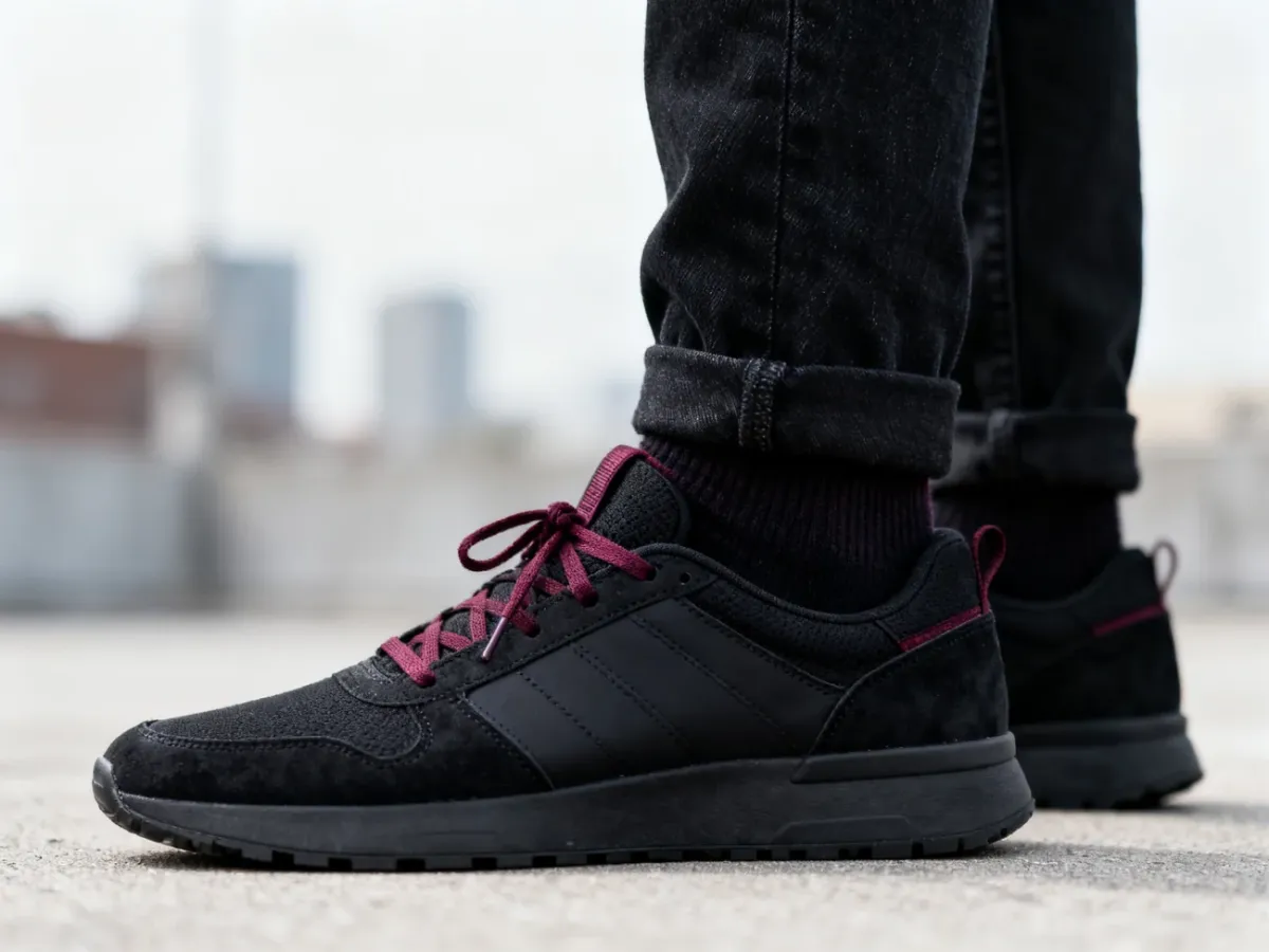 Czarne jeansy i sneakersy z bordowym akcentem kolorystycznym