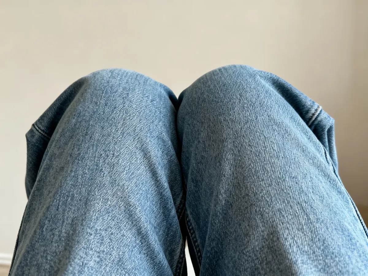 Zbliżenie jeansów relaxed fit z luźniejszym krojem w biodrach i udach