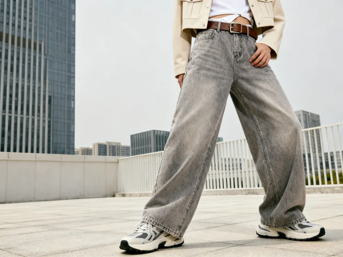 Balanced relaxed-jeans outfit with a structured top, belt and sneakers