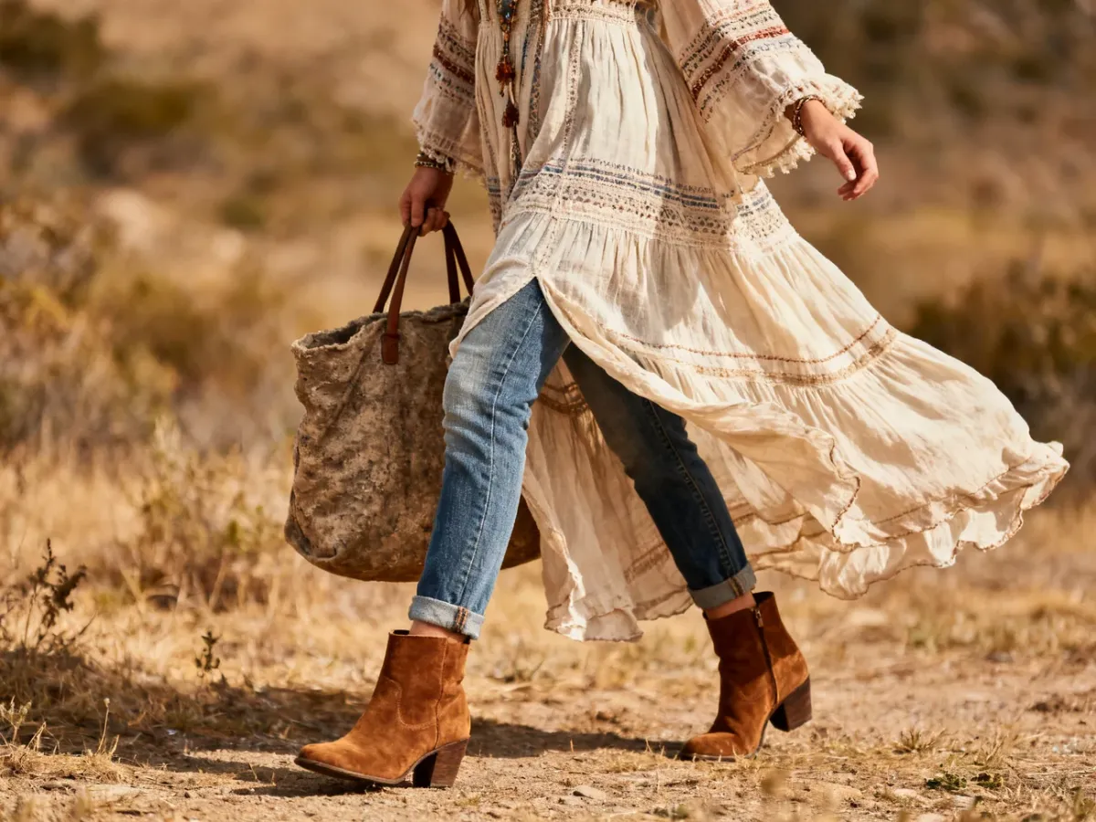 Stylizacja boho z jeansami pod sukienką i zamszowymi botkami
